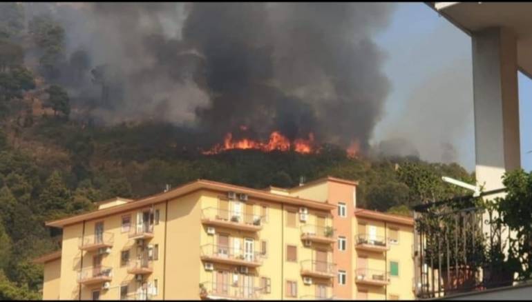 Ennesimo incendio a Sarno.Difficili le operazioni di spegnimento per il vento