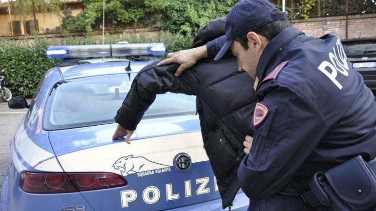 Afragola: ruba due set di posate in un centro commerciale, arrestato 45enne georgiano
