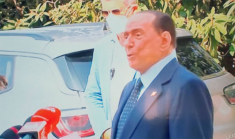 Berlusconi dimesso dal San Raffaele: ‘Anche stavolta l’ho scampata. Ho superato prova più difficile della mia vita’