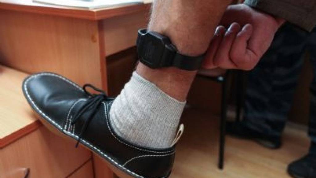 Pedinamenti notturni e minacce di morte: scatta il divieto d’avvicinamento con braccialetto elettronico