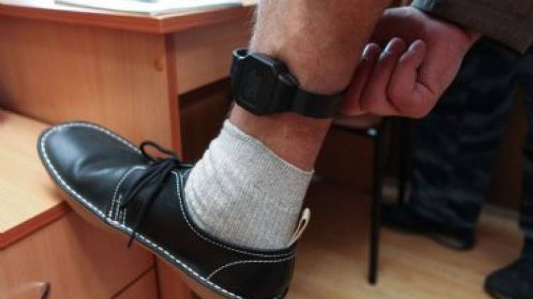 Pedinamenti notturni e minacce di morte: scatta il divieto d’avvicinamento con braccialetto elettronico