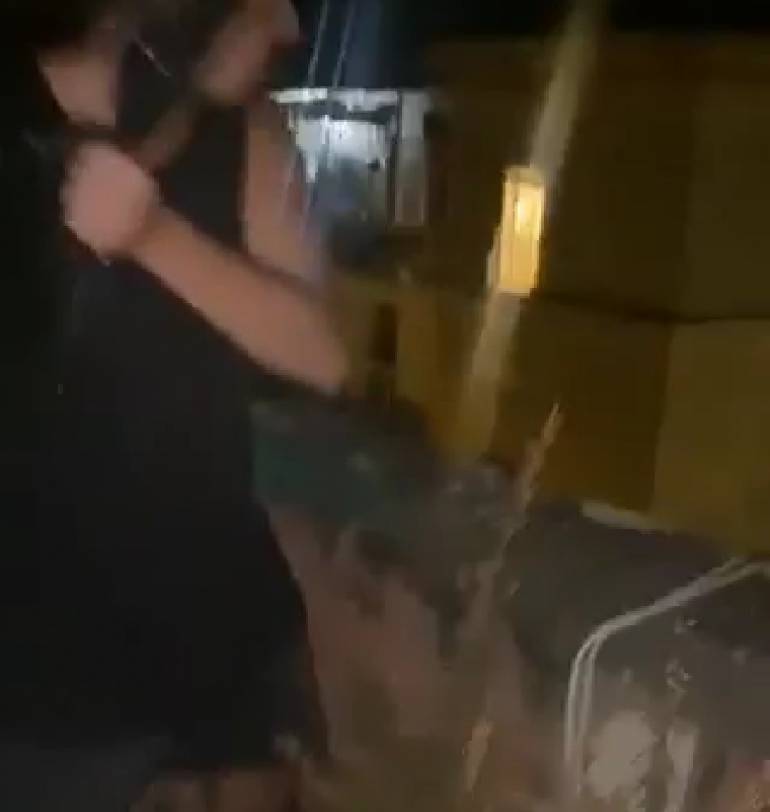 Dice di essere positivo al Covid, getta un sacchetto dell’immondizia dal balcone e posta il video sui social
