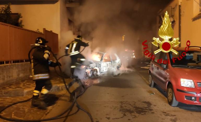 giugliano incendia auto ex