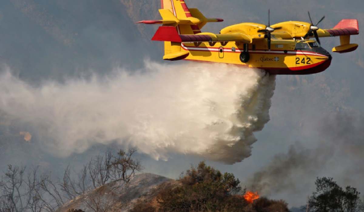 Brucia ancora Monte Erbano nel Beneventano: Canadair in azione