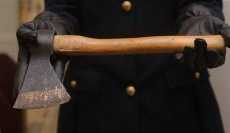 Mercogliano, denuncia per un 40enne in giro di sera con ascia e roncola