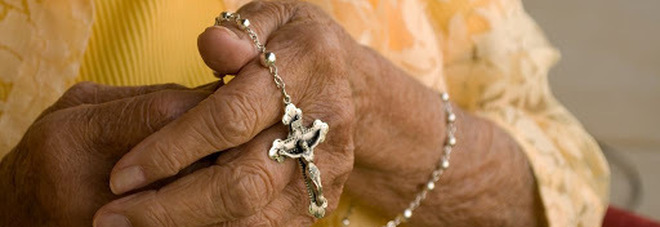 80enne investita e uccisa nel napoletano mentre andava a messa: disposta autopsia