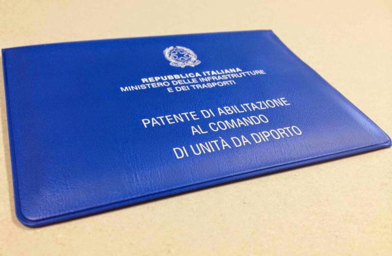 Patenti nautiche ‘facili’ anche per 3 calciatori del Napoli: 31 indagati