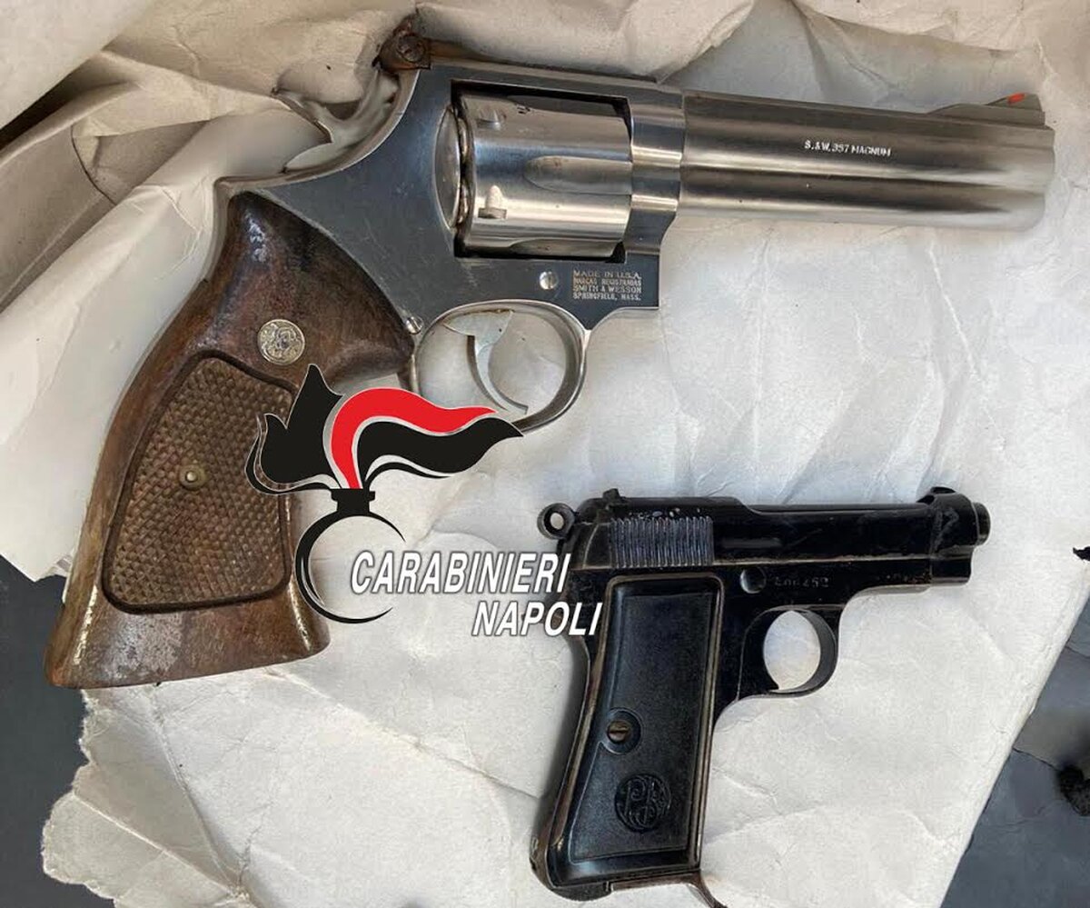 pistole in auto a marianella