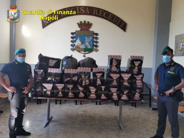 Napoli, contrabbandiere di Torre Annunziata arrestato al Vomero con 500 chilogrammi di ‘bionde’