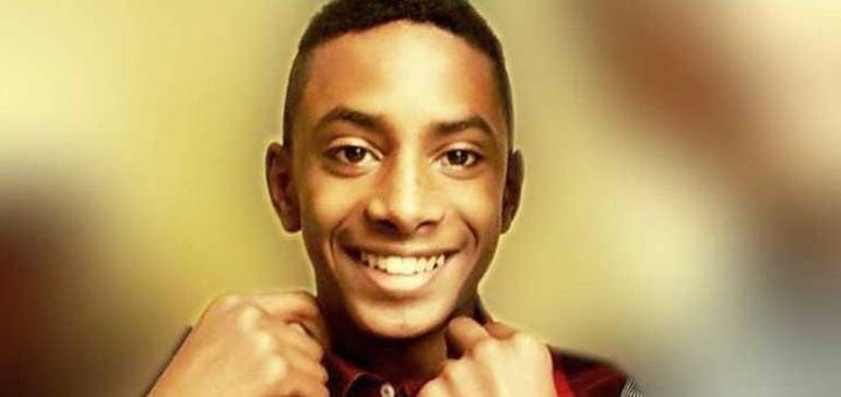 Ucciso a 21 anni a calci e pugni per difendere un amico: arrestati i 4 del branco