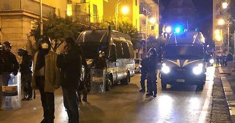Salerno, identificato e denunciato uno dei partecipanti al tentato assalto alla casa di De Luca