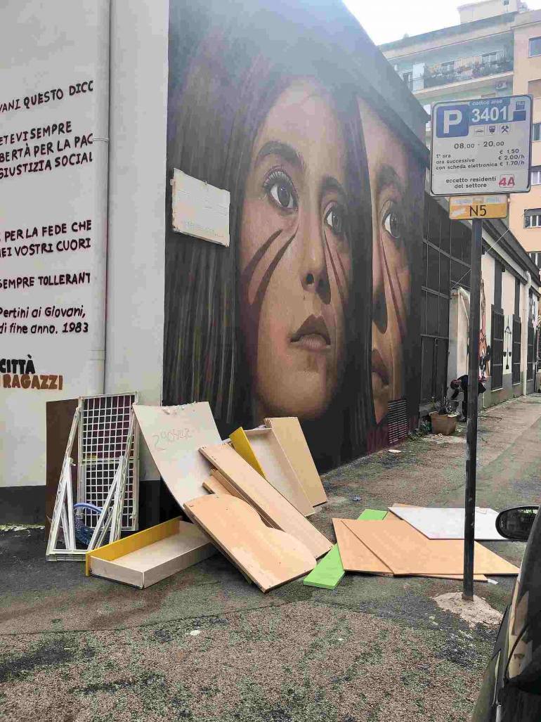 Napoli, Casa della socialità o discarica? Pezzi di mobili e uno stenditoio sul maxiritratto di Ilaria Cucchi