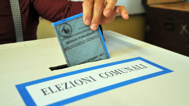 Ballottaggi, voto premia alleanza Pd-M5S: vittoria a Pomigliano e Giugliano