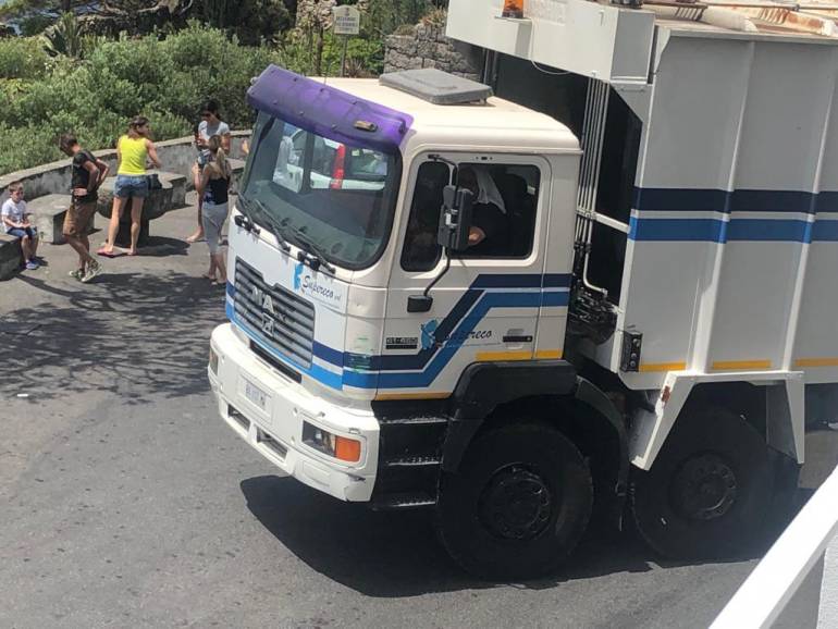 Sanremo, studente 15enne muore schiacciato da un camion: grave la sorella