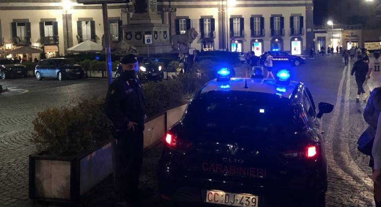 Napoli, controlli dei carabinieri nella zona della movida: 16 ragazzi multati