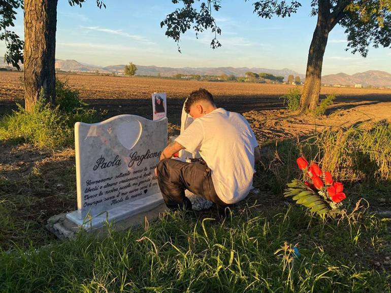 ‘Sento la tua mancanza fino in fondo all’anima’ la commovente dedica di Ciro a Paola