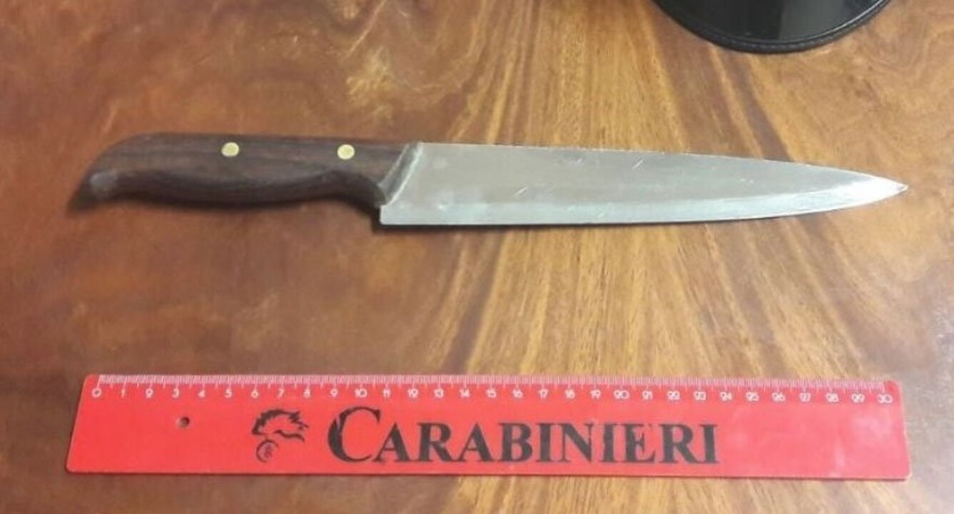 Lite all’esterno del bar finisce a coltellate, arrestato 48enne