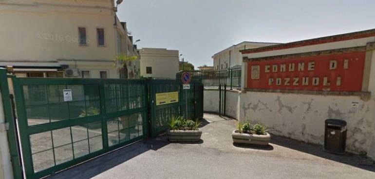 Pozzuoli, dipendente positivo: il sindaco chiude il Comune per 15 giorni. Casi in aumento