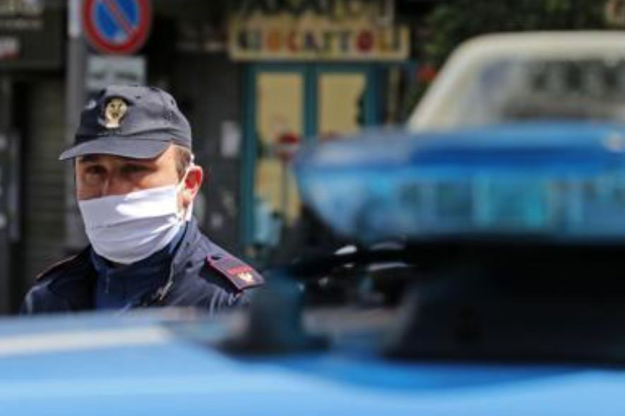 Napoli, si oppone al controllo della polizia: denunciato 18enne