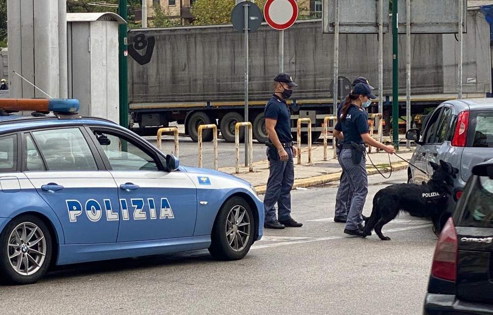 Napoli, vedono la polizia e scappano: arrestati dopo una colluttazione