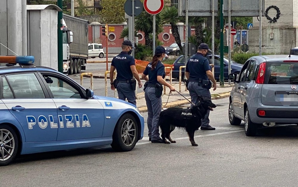 Napoli, trovata con botti in auto: denunciata 35enne di Barra