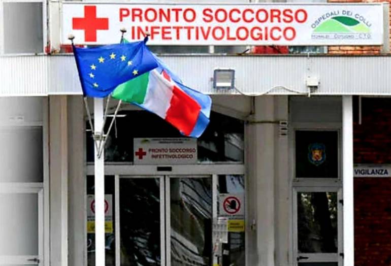 Morto per coronavirus al Cotugno, il responsabile del 118 Napoli: ‘Era stabile. Un’ora alla ricerca del posto’