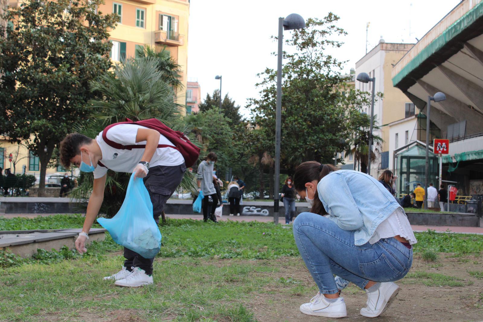 Napoli. Studenti del Pansini ripuliscono i giardini di piazza 4 Giornate.