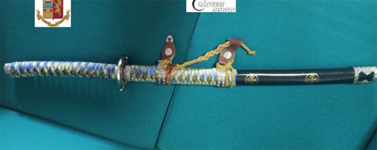 Maxi rissa a Benevento, chiama il padre che arriva con katana: 5 feriti e 2 arresti