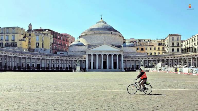 Coronavirus, Crisanti chiede un lockdown: ‘Fermiamoci 2 o 3 settimane, la curva salirà ancora’