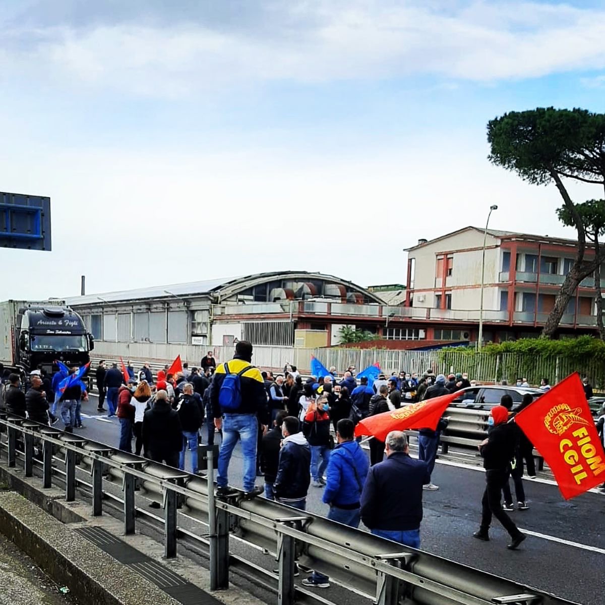 #NapoliNonMolla, operai Whirlpool bloccano il raccordo autostradale