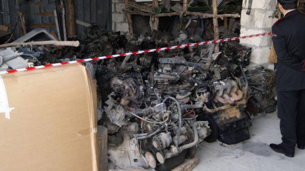 Ottaviano, carrozziere sorpreso mentre alterava il numero di telaio di un’auto: arrestato