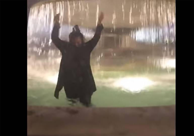 Napoli, si tuffa nella fontana di piazza Trieste e Trento per una sfida social