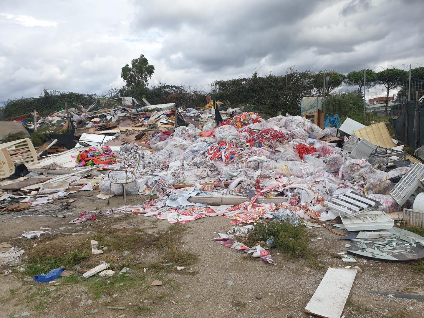 Qualiano rimuove i rifiuti dal campo rom: ‘Intervento per evitare roghi tossici’