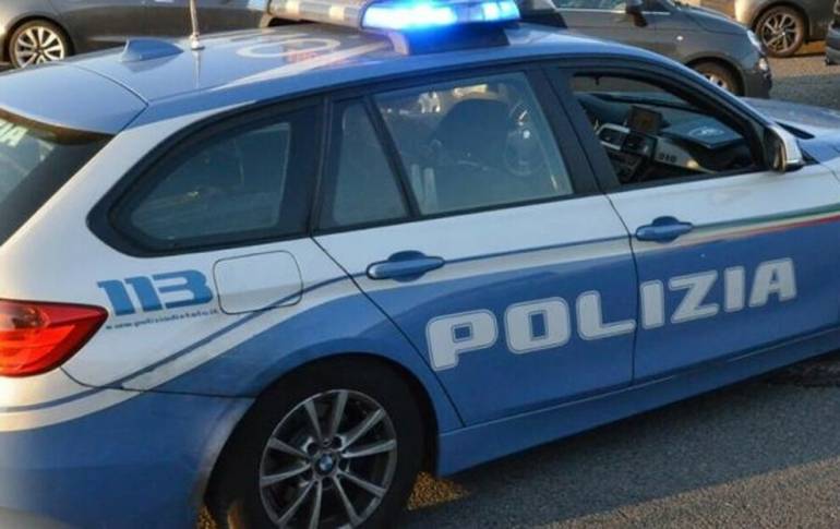 Napoli, scappa all’alt della polizia: si schianta e viene denunciato