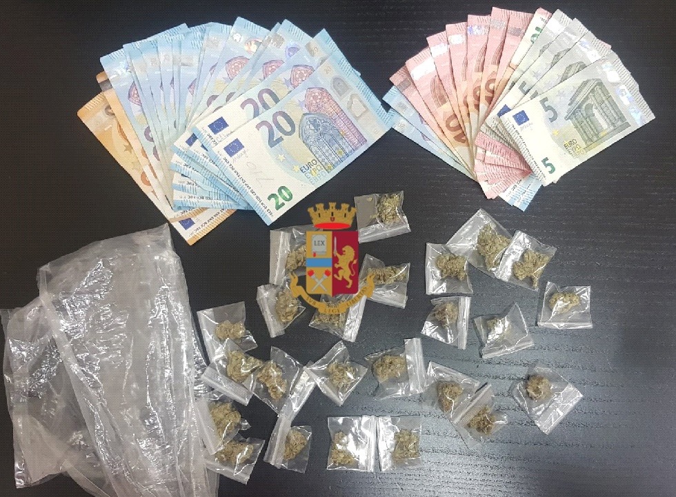 Spacciavano al Rione “Terzo Mondo”: due uomini arrestati per droga