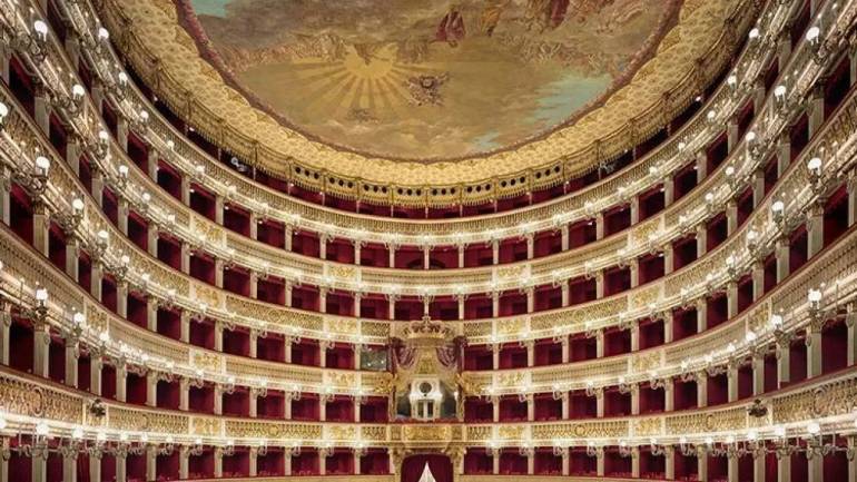 Una Commedia Romantica al Teatro San Carlo: “Hotspot – Amore Senza Rete”