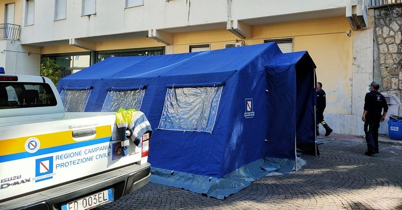 Salerno, montata una tenda sanitaria per il triage davanti alla Clinica Villa del Sole