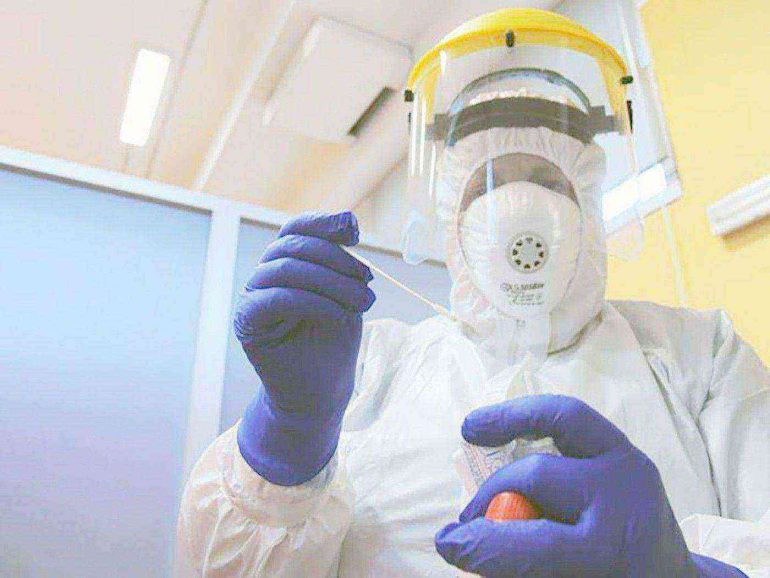 Napoli, truffa dei tamponi: 17 gli indagati. C’è anche un medico