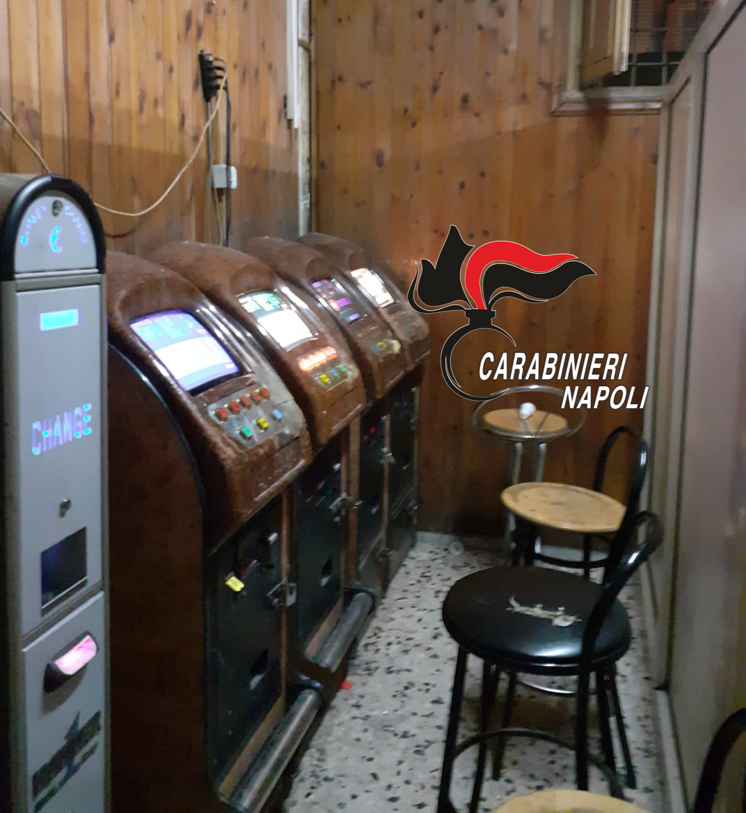 Giocavano alle slot machine nonostante i divieti: multe e chiusure a Casandrino