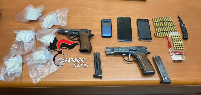 Qualiano, faceva da custode di armi e droga: arrestata 70enne incensurata