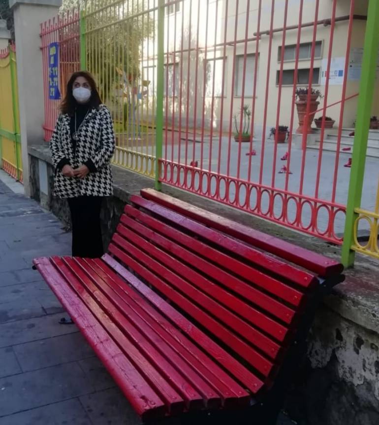 La Panchina Rossa della scuola Martiri d’Ungheria di Scafati come simbolo di rifiuto della violenza nei confronti delle donne