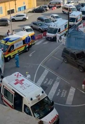 Coda di ambulanze ad Avellino, il sindaco: ‘Moscati pieno per pazienti arrivati da Napoli’