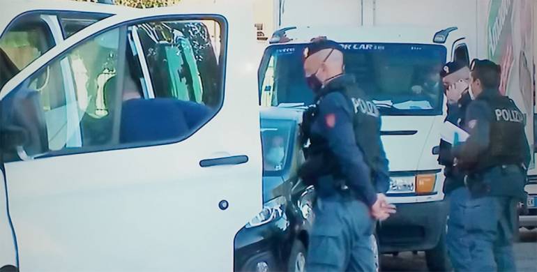 Esce dalla zona rossa di Arzano grazie a un falso certificato medico: 23enne denunciato a Secondigliano