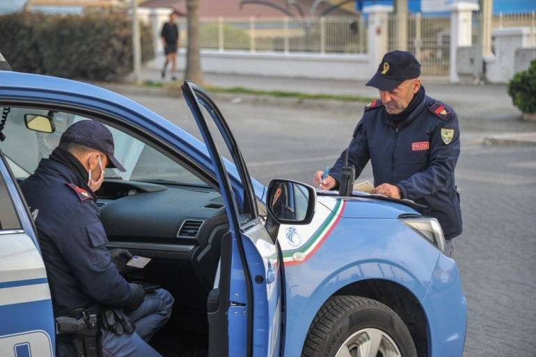 Festeggia la ‘zona rossa’ con amici e musica, multe e denuncia