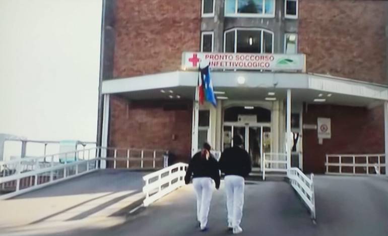 Covid, il primario del Cotugno: ‘Meno ricoveri ma attenzione a fragili e non vaccinati’