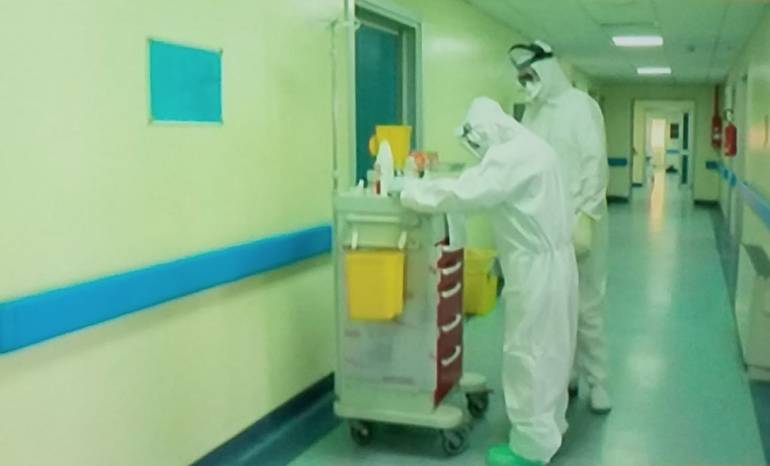 Covid, 21 operatori sanitari positivi al Cardarelli: avevano già fatto la prima dose di vaccino