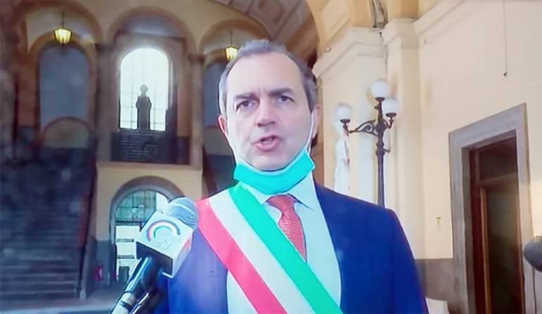 Napoli, contatto con positivo al covid: de Magistris in autoisolamento