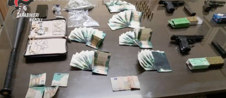 Napoli, droga, armi e banconote ‘macchiate’ sequestrate a Barra. IL VIDEO