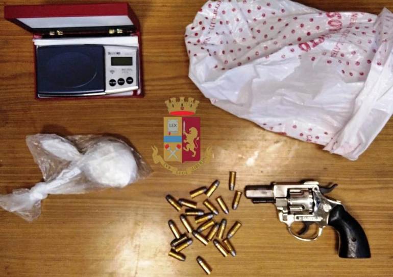 Napoli, coppia trovata con armi e droga al corso Novara: in manette