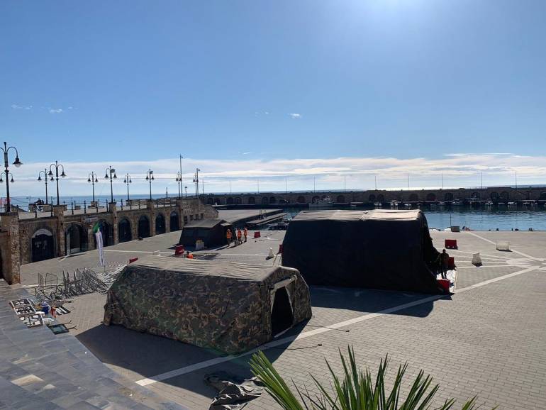 Emergenza Covid, a Maiori montate le tende dell’Esercito al Porto turistico